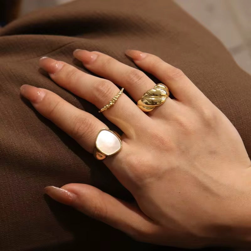 Louve Shell Ring