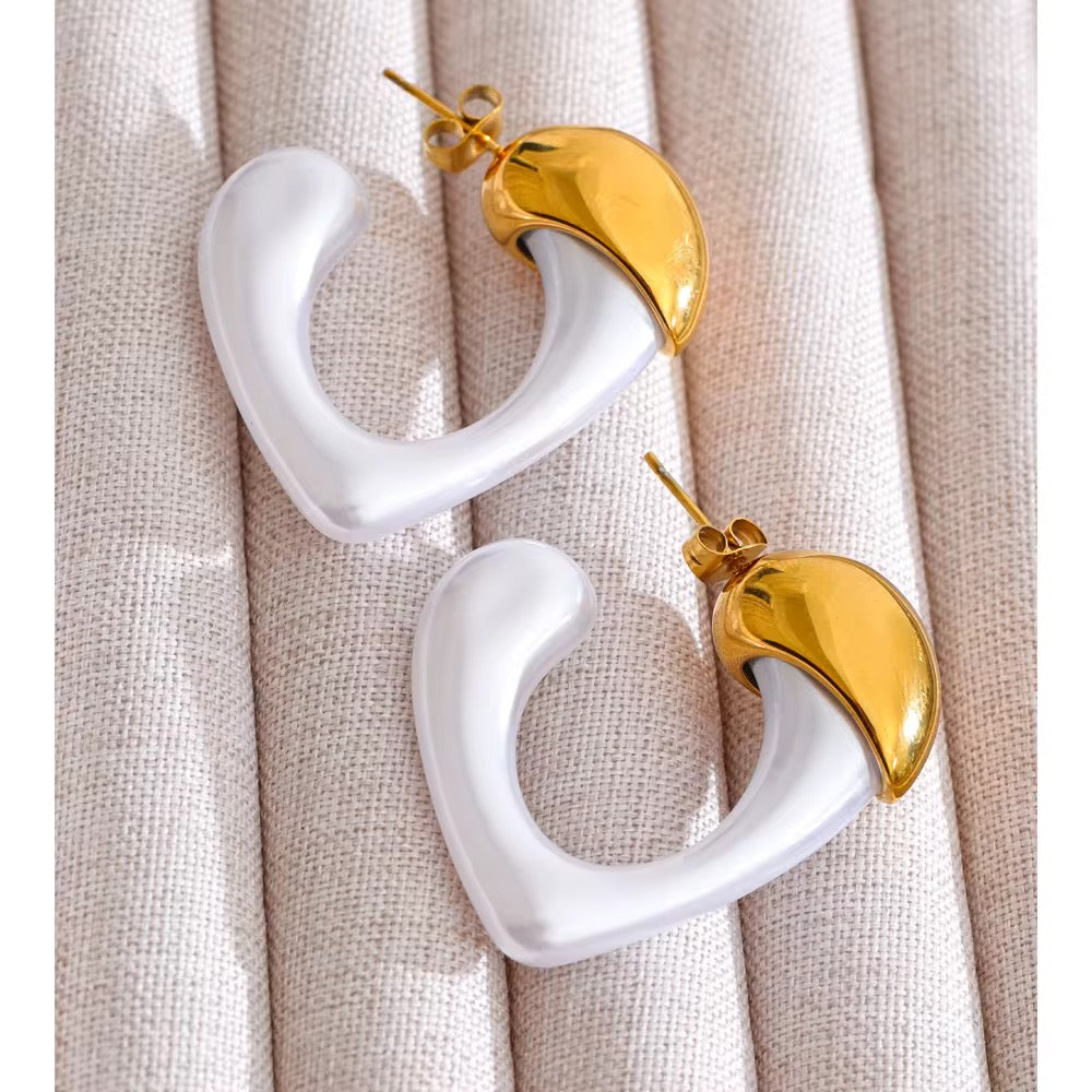 Amoura Pearl Necklace