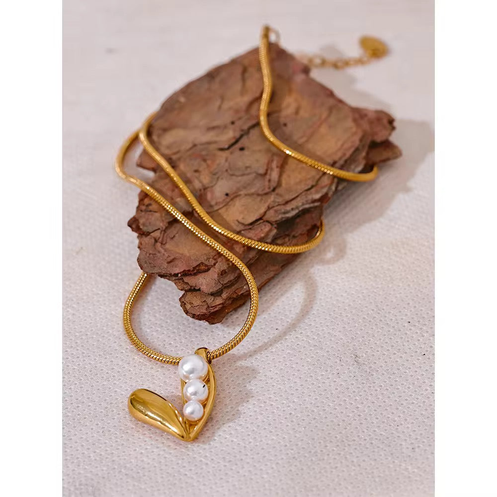 Raya Pearl Necklace