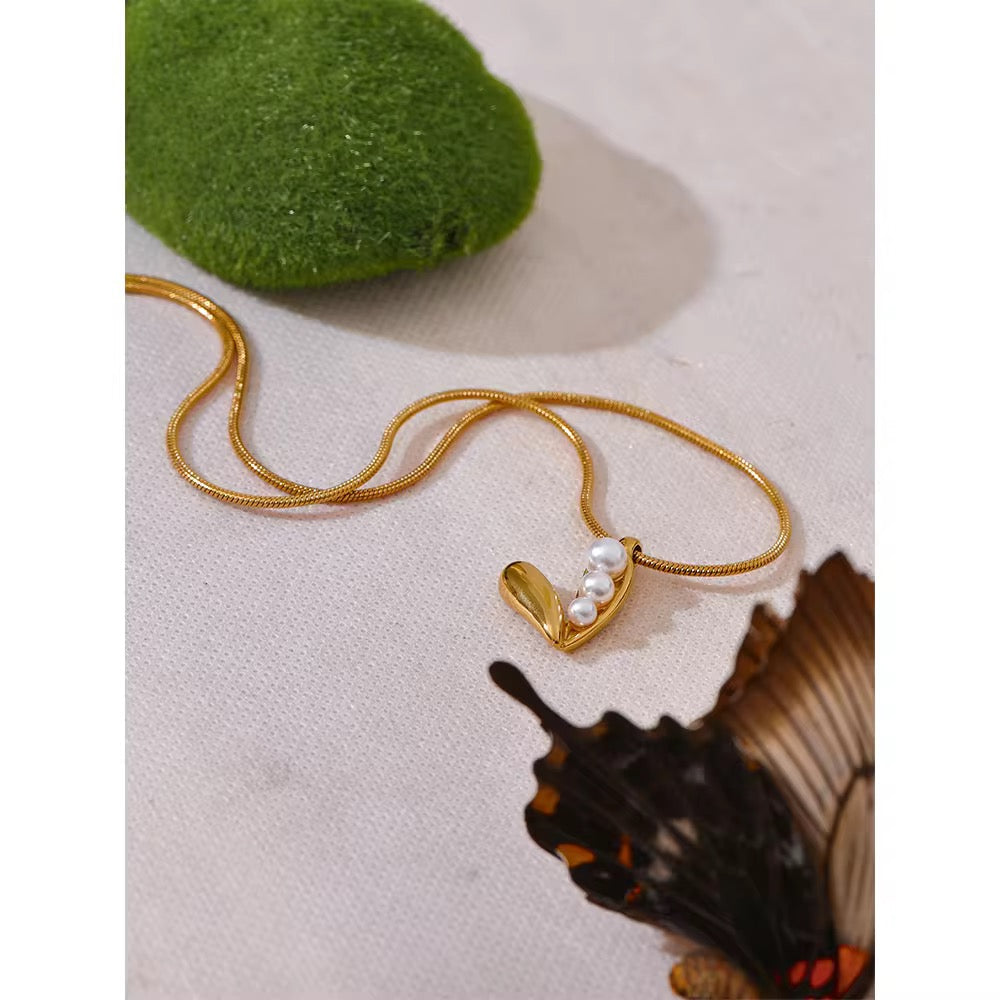 Raya Pearl Necklace