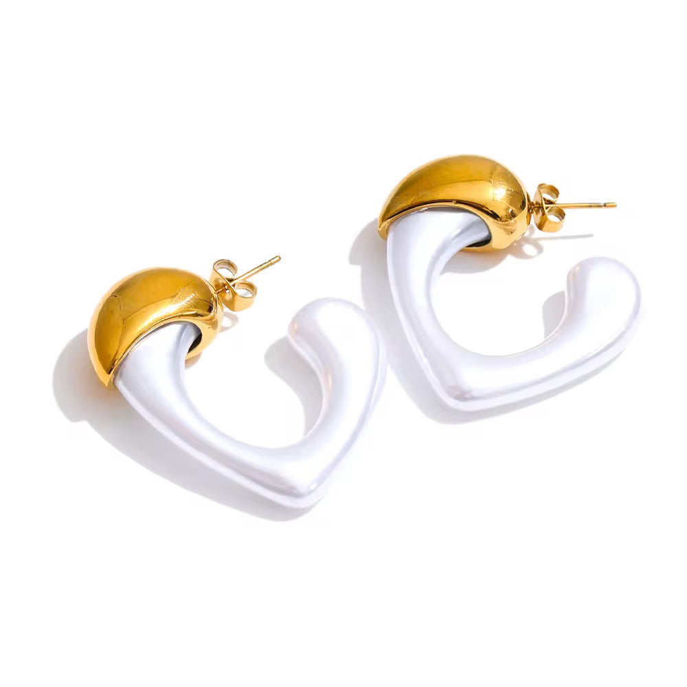 Amoura Pearl Necklace