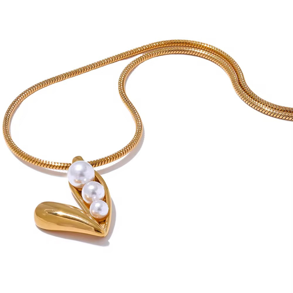 Raya Pearl Necklace