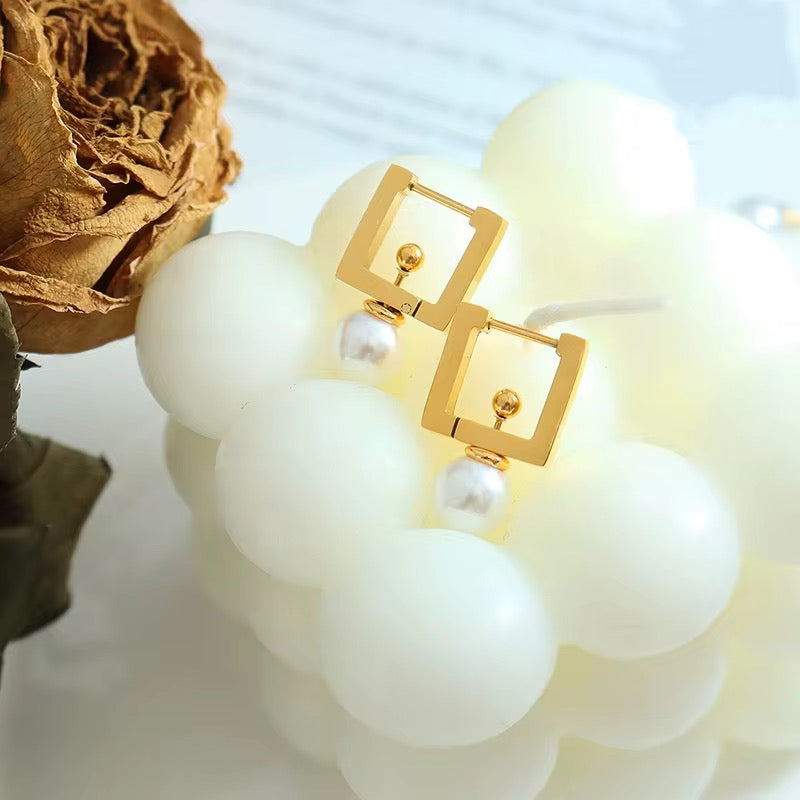 Maelis Pearl Earrings