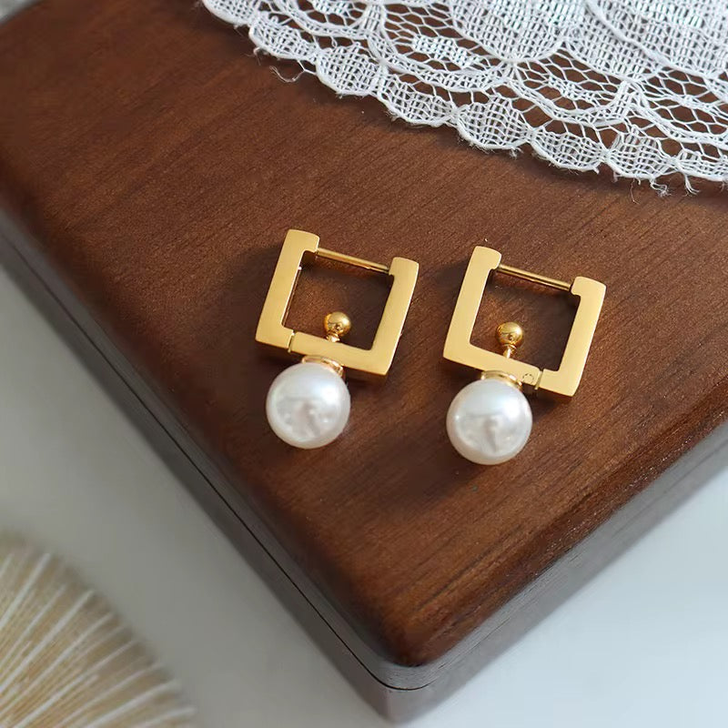 Maelis Pearl Earrings
