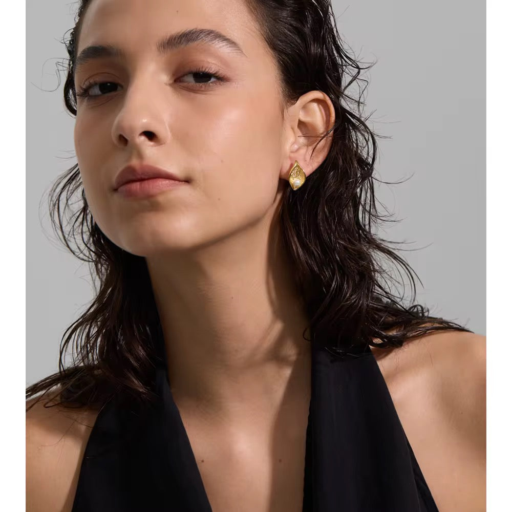 Lustre Pearl Necklace