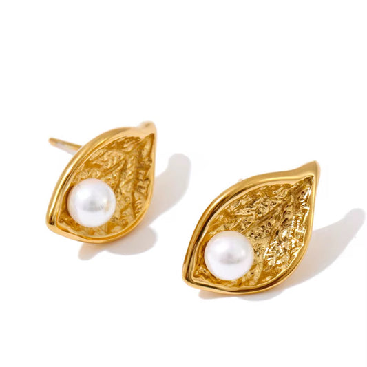 Lustre Pearl Necklace